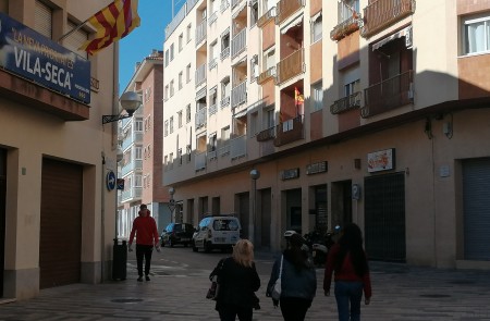 <p>Vecinos de Vilaseca caminan delante de la sede de JxCat.</p>