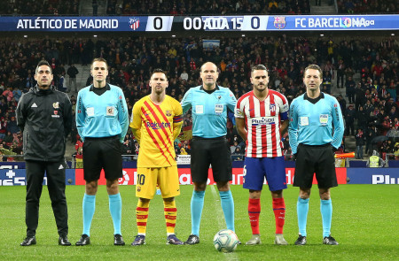 <p>Messi y Koke posan junto al equipo arbitral antes del Atleti-Barça, 1 de diciembre.</p>
