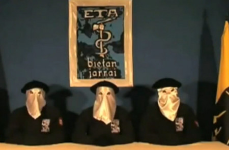 <p>Portavoces de ETA comunican un alto el fuego el 5 de diciembre de 2010.</p>