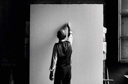 <p>Lucio Fontana a punto de realizar un corte a su pintura. Fuente: Casa Italiana Zerilli / Marimó</p>