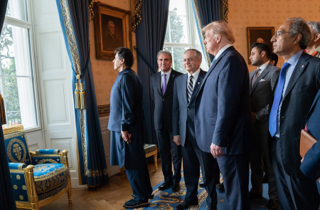 <p>El presidente de EE.UU., Donald Trump, ofrece al presidente de Pakistán, Imran Khan, un tour privado por la Casa Blanca durante su visita el 22 de julio de 2019.</p>