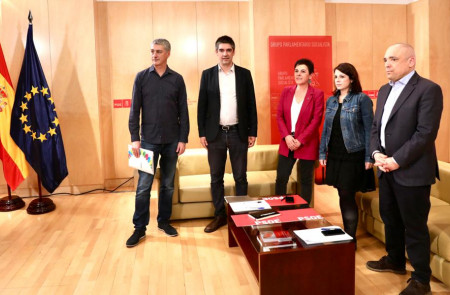 <p>Los negociadores del PSOE se reúnen en el Congreso con los de EH Bildu. </p>