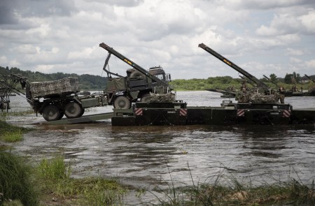 <p>Un camión del ejército de EE.UU en el río Neman durante un ejercicio dirigido por EE.UU. </p>