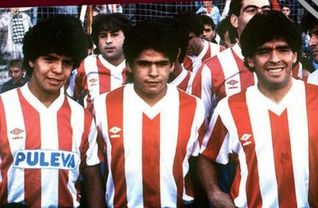 <p>De izquierda a derecha: Lalo, Hugo y Diego Maradona posan con la camiseta del Granada CF.</p>