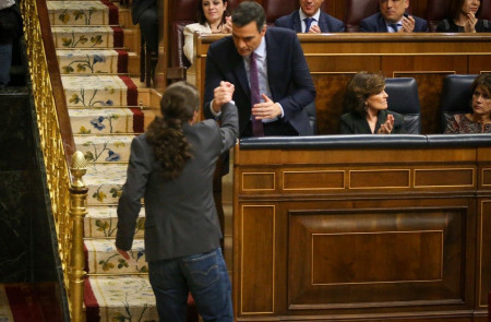 <p>Pablo Iglesias saluda a Pedro Sánchez tras una de sus intervenciones en la sesión de investidura.</p>