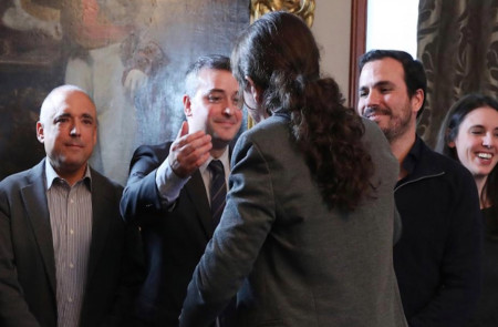 <p>Pablo Iglesias saluda a Iván Redondo, después de firmar un preacuerdo de gobierno con Pedro Sánchez.</p>