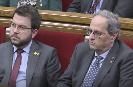 <p>El presidente de la Generalitat, Quim Torra, y el vicepresidente, Pere Aragonès, durante el pleno de ayer en el Parlament</p>