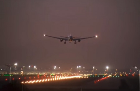 <p>Aterrizaje del avión de Air Canadá en Barajas.</p>