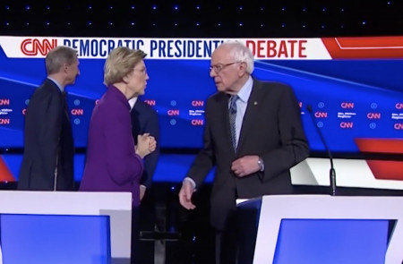 <p>Elizabeth Warren y Bernie Sanders confrontando después del debate demócrata este martes</p>