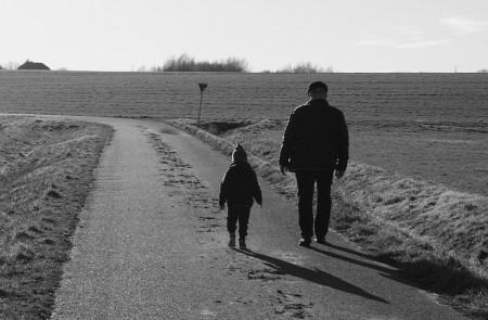 <p>Un niño y un adulto dan un paseo por el campo.</p>