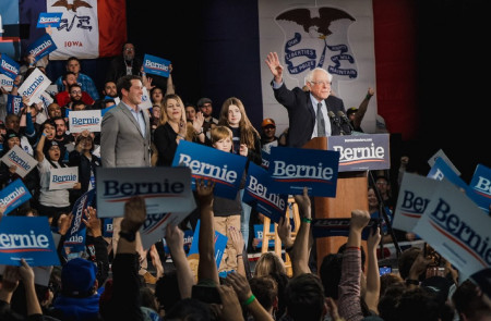 <p>El candidato demócrata Bernie Sanders se dirige a sus simpatizantes en Des Moines (Iowa) este lunes 3 de febrero.</p>