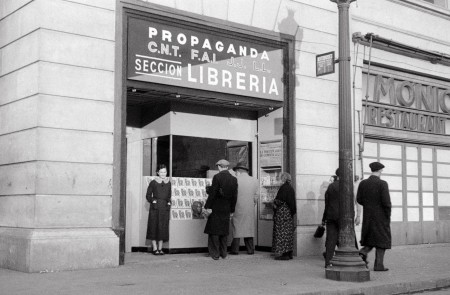 <p>Librería situada en los bajos de la Casa de la CNT-FAI, vía Durruti (vía Laietana). 10/03/1938. International Institute of Social History.</p>