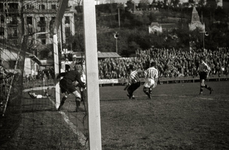 <p>Partido entre el Athletic Club de Bilbao y la Real Sociedad en el campo de Atotxa en 1944.</p>