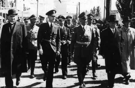 <p>Hans Globke (2ª fila, en el centro) y el ministro del Interior nazi (1ª fila, 3º por la izda) en Bratislava en 1941.</p>
