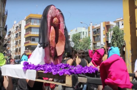 <p>Procesión del 'Coño Insumiso' por las calles de Sevilla. 1 de mayo de 2014.</p>