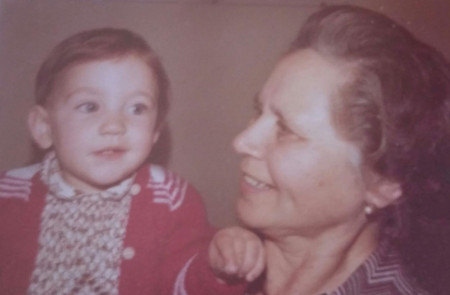 <p>La autora con su abuela Consuelo.</p>