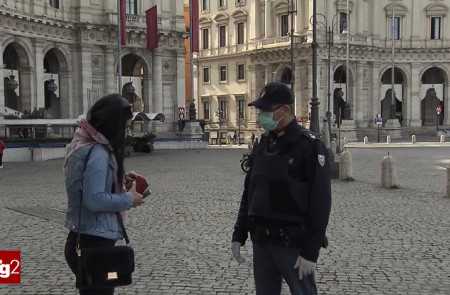 <p>Un policía pide la documentación a una transeúnte en la Piazza della Repubblica en Roma durante la crisis del coronavirus.</p>