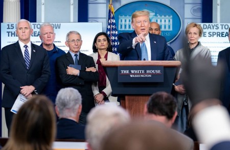 <p>Donald Trump contesta las preguntas de los periodistas sobre la crisis del coronavirus, el 16 de marzo de 2020 en la Casa Blanca.</p>
