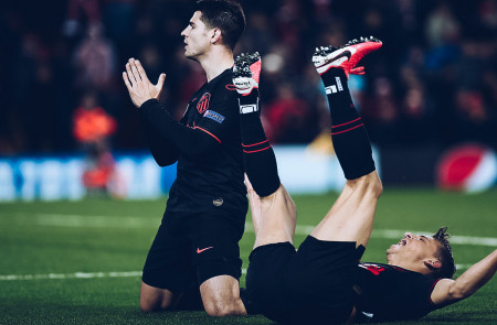 <p>Morata celebra su gol (2-3) junto a Llorente instantes antes del final del partido en Anfield.</p>