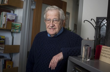 <p>Noam Chomsky, en su antiguo despacho del MIT, en Boston, en febrero de 2015.</p>