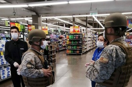 <p>Miembros del Regimiento de Artillería 1 Tacna desplegados en un supermercado de la comuna de Buin.</p>