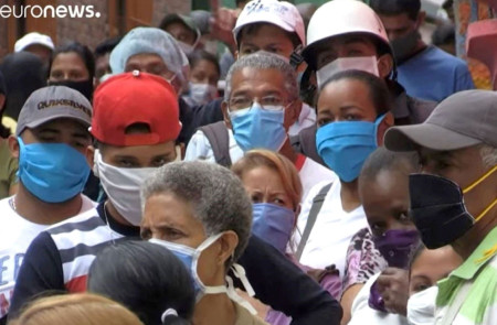 <p>Un grupo de personas hace cola para comprar alimentos en Venezuela durante la crisis del Covid-19.</p>