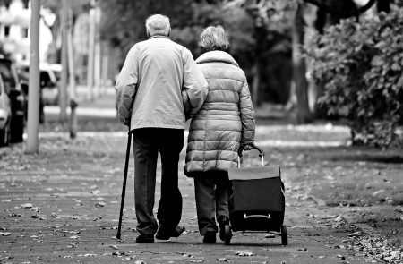 <p>Dos personas mayores caminan por la calle.</p>