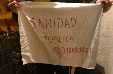<p>Pancarta defendiendo la sanidad pública en un balcón madrileño. </p>