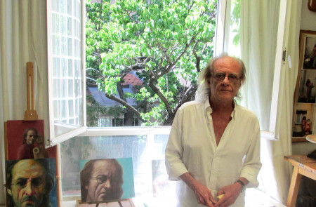 <p>Luis Eduardo Aute, en su casa de Madrid, en 2013, durante la entrevista. </p>