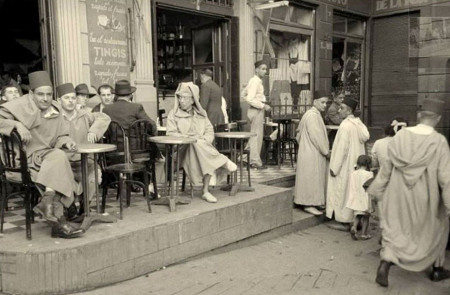 <p>Cafe Tingis en el zoco chico de Tanger en los años cincuenta.</p>