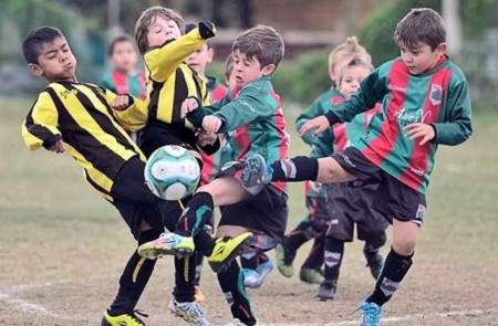 <p>Imagen viral de un partido de divisiones infantiles entre Peñarol y Rampla (Uruguay).</p>
