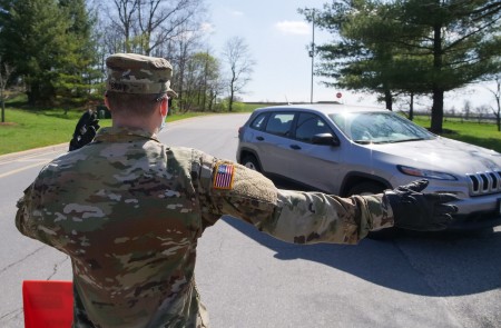 <p>La Guardia Nacional de Maryland (EE.UU.) dirige un vehículo hacia un control de Covid-19.</p>