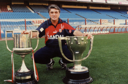 <p>Radomir Antic posa con los trofeos de Liga y Copa que ganó el Atlético en 1996 con él como técnico.</p>