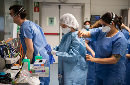 <p>Un grupo de sanitarios se prepara para atender a enfermos de Covid-19 en el Clínic de Barcelona.</p>