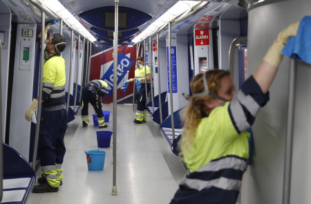 <p>Personal de limpieza de Metro de Madrid desinfecta un vagón.</p>