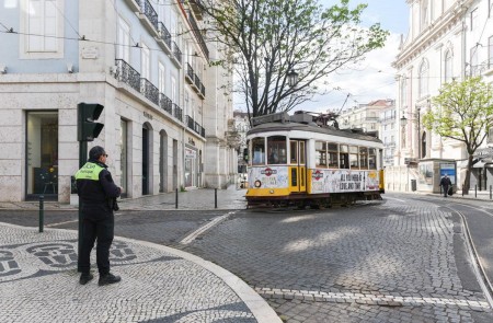 <p>La policía municipal vigila en las calles de Lisboa que se cumplen las medidas del estado de emergencia.</p>