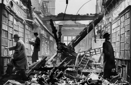 <p>Ruinas de la biblioteca Holland House en Londres, en 1940, tras un bombardeo de la Segunda Guerra Mundial. Foto: CORBIS, publicada en 'Bibliotecas. Una historia ilustrada' (La Esfera de los Libros).</p>