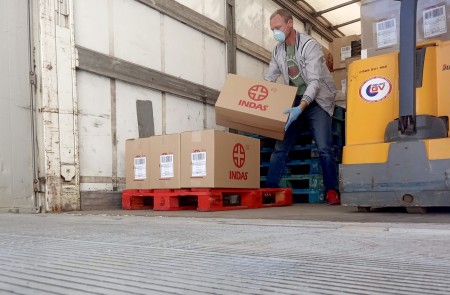 <p>Álex repartiendo cajas en la Comunidad de Madrid</p>