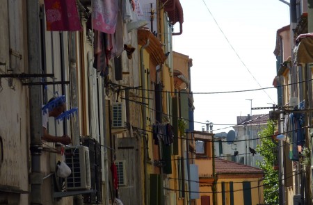 <p>Un hombre se asoma a la ventana en una de las calles del Barrio de Sant Jaume en Perpiñan (2010).</p>