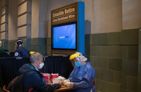 <p>Sanitarios realizan test de covid-19 en la estación de trenes de Retiro (Buenos Aires).</p>