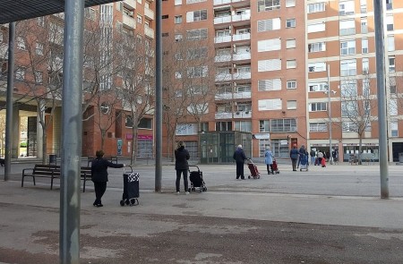 <p>Un grupo de personas hace cola para acceder a un supermercado en la Plaça dels Porxos (Barcelona).</p>