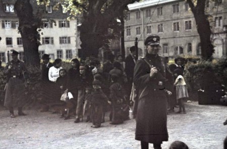 <p>Sinti y gitanos siendo deportados en la ciudad de Asperg, Alemania. 1940.</p>
