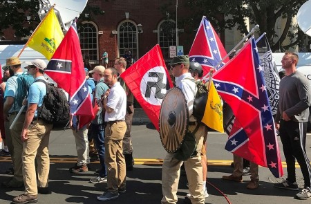<p>Participantes en la marcha de extrema derecha de Charlottesville (Virginia) en 2017.</p>