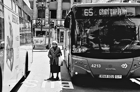 <p>Casi ciega, y sin oído, se presentaba cada día a la misma hora a coger un autobús no se sabe a dónde.</p>