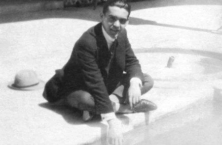<p>Federico García Lorca en un patio de la Alhambra. Circa 1922.</p>