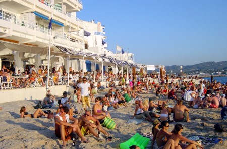 <p>Turistas en la cala del Café del Mar (Ibiza) en 2003.</p>