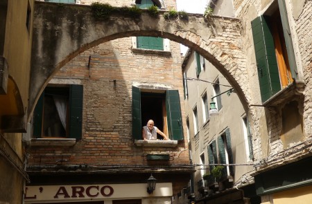 <p>Vittorio Vianello (76) vive en la Calle do Mori cerca de Rialto. Aunque la cuarentena ha terminado, todavía no quiere salir de su casa.</p>