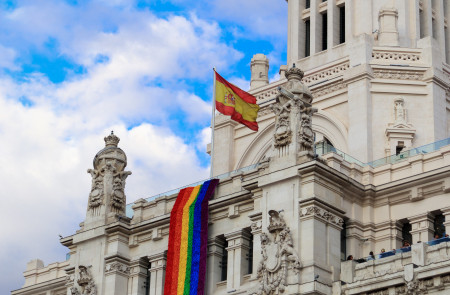<p>La bandera de España y la arcoiris en la fachada del Ayuntamiento de Madrid durante el Orgullo de 2017.</p>