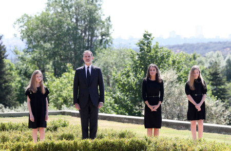 <p>La familia real, durante el minuto de silencio por las víctimas de la covid-19 el pasado 27 de mayo.</p>