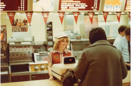 <p>Una trabajadora del McDonald's de Spokane (Washington, EE.UU.) a principios de los 80.</p>